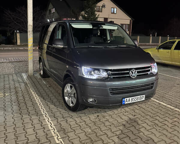 Серый Фольксваген Мультиван, объемом двигателя 1.98 л и пробегом 300 тыс. км за 23000 $, фото 1 на Automoto.ua