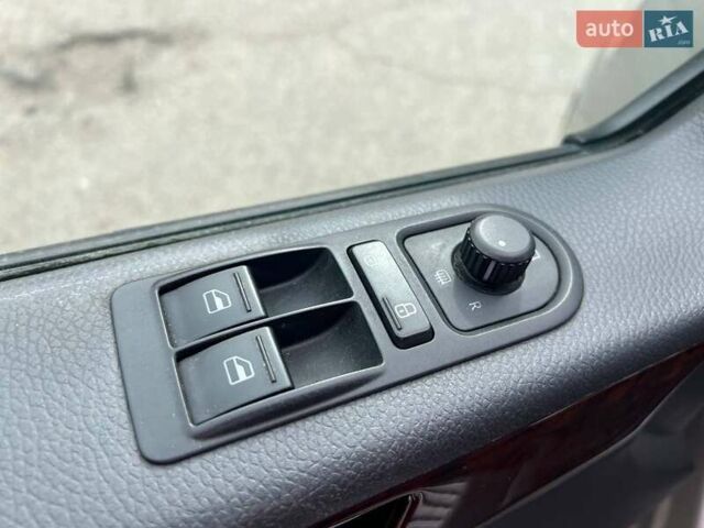 Серый Фольксваген Мультиван, объемом двигателя 1.97 л и пробегом 240 тыс. км за 26500 $, фото 24 на Automoto.ua