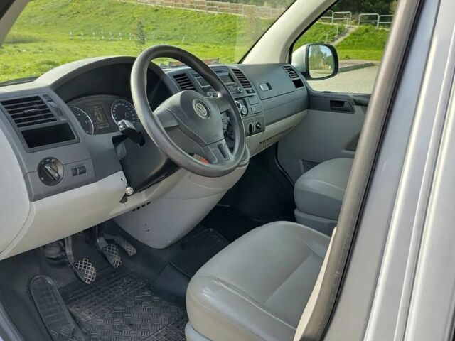 Серый Фольксваген Мультиван, объемом двигателя 2 л и пробегом 178 тыс. км за 10300 $, фото 11 на Automoto.ua