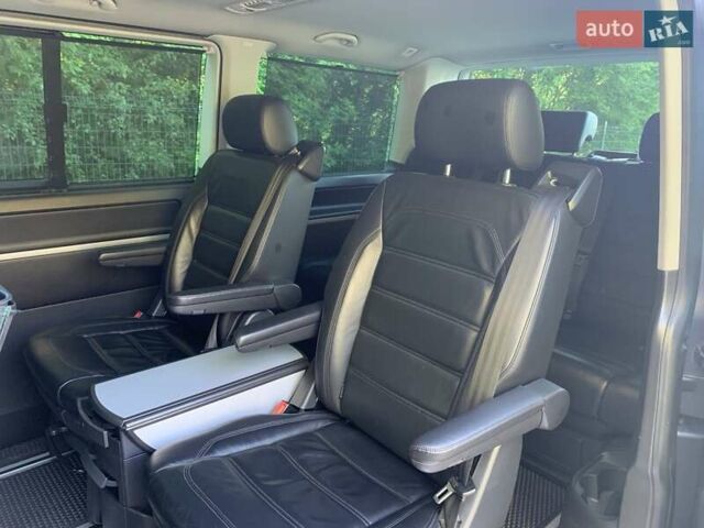 Сірий Фольксваген Мультиван, об'ємом двигуна 2 л та пробігом 285 тис. км за 44400 $, фото 27 на Automoto.ua