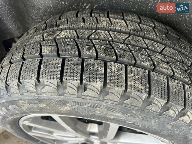 Сірий Фольксваген Мультиван, об'ємом двигуна 2 л та пробігом 209 тис. км за 27900 $, фото 45 на Automoto.ua