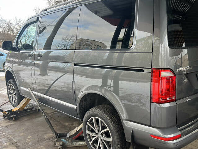 Сірий Фольксваген Мультиван, об'ємом двигуна 2 л та пробігом 209 тис. км за 27900 $, фото 44 на Automoto.ua