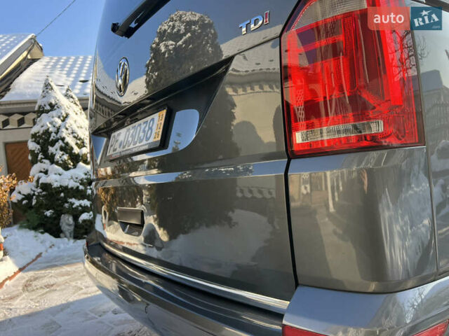 Сірий Фольксваген Мультиван, об'ємом двигуна 2 л та пробігом 210 тис. км за 27900 $, фото 23 на Automoto.ua