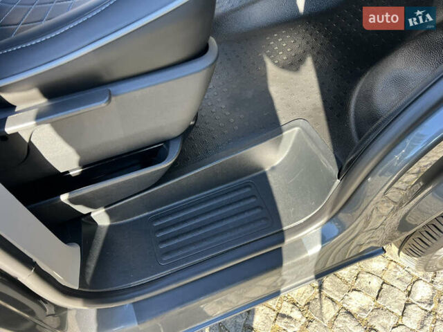 Сірий Фольксваген Мультиван, об'ємом двигуна 2 л та пробігом 209 тис. км за 27900 $, фото 70 на Automoto.ua