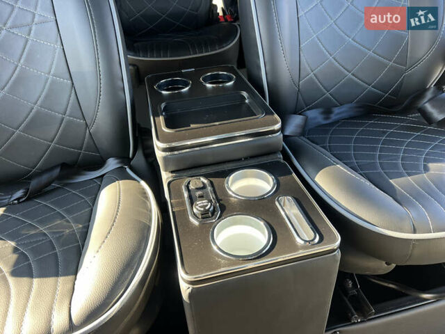 Сірий Фольксваген Мультиван, об'ємом двигуна 2 л та пробігом 209 тис. км за 27900 $, фото 60 на Automoto.ua