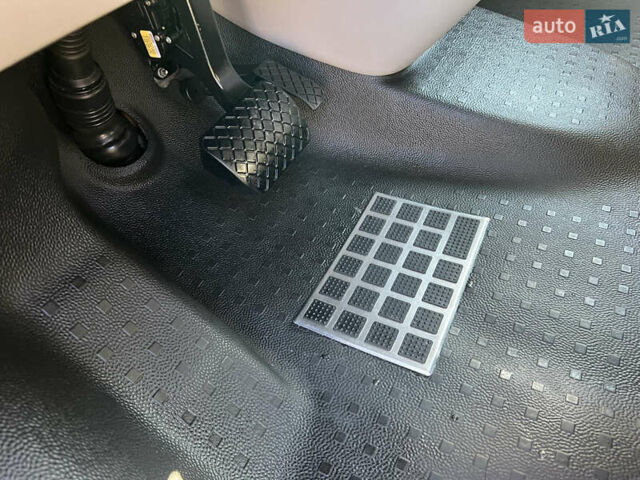 Сірий Фольксваген Мультиван, об'ємом двигуна 2 л та пробігом 209 тис. км за 27900 $, фото 53 на Automoto.ua