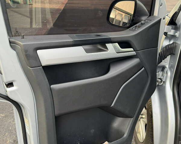 Сірий Фольксваген Мультиван, об'ємом двигуна 2 л та пробігом 115 тис. км за 49900 $, фото 10 на Automoto.ua