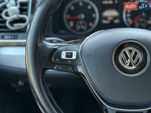 Серый Фольксваген Мультиван, объемом двигателя 2 л и пробегом 176 тыс. км за 46300 $, фото 3 на Automoto.ua