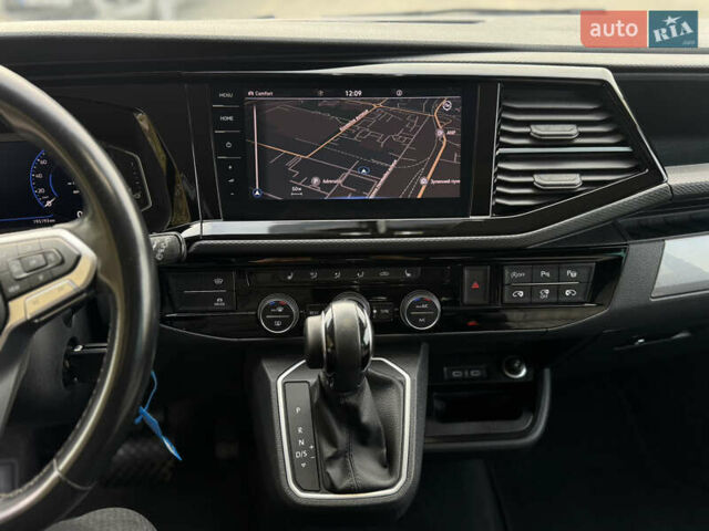 Серый Фольксваген Мультиван, объемом двигателя 2 л и пробегом 194 тыс. км за 50300 $, фото 3 на Automoto.ua