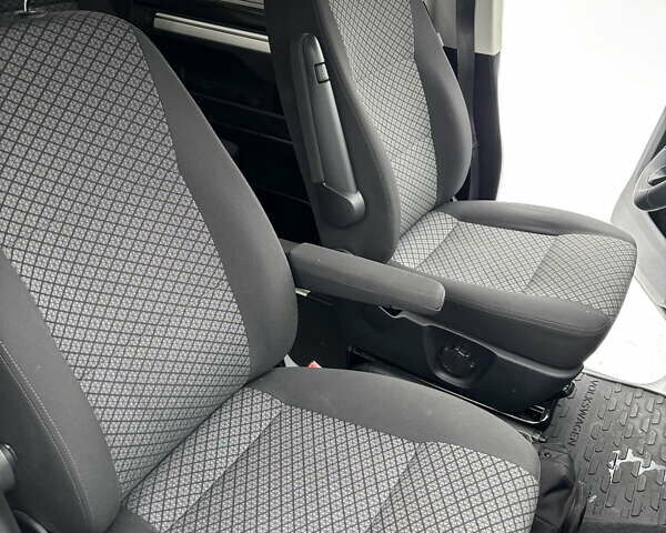 Серый Фольксваген Мультиван, объемом двигателя 2 л и пробегом 170 тыс. км за 42500 $, фото 14 на Automoto.ua