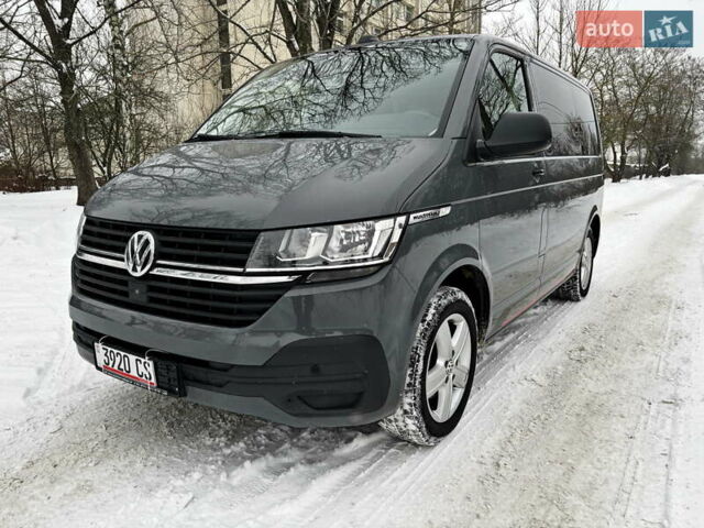 Серый Фольксваген Мультиван, объемом двигателя 2 л и пробегом 170 тыс. км за 41999 $, фото 3 на Automoto.ua