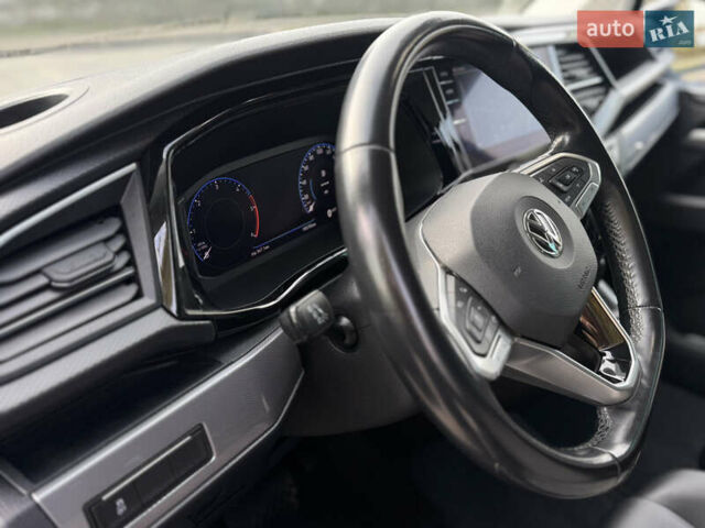 Серый Фольксваген Мультиван, объемом двигателя 2 л и пробегом 194 тыс. км за 50300 $, фото 1 на Automoto.ua