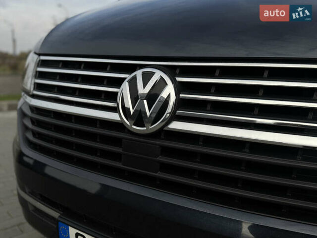 Серый Фольксваген Мультиван, объемом двигателя 2 л и пробегом 194 тыс. км за 50300 $, фото 5 на Automoto.ua