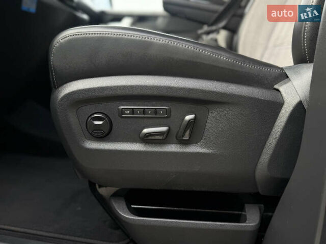 Серый Фольксваген Мультиван, объемом двигателя 2 л и пробегом 194 тыс. км за 50300 $, фото 2 на Automoto.ua