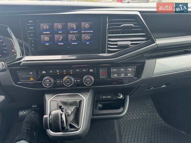 Серый Фольксваген Мультиван, объемом двигателя 2 л и пробегом 235 тыс. км за 49500 $, фото 35 на Automoto.ua