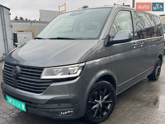 Серый Фольксваген Мультиван, объемом двигателя 2 л и пробегом 235 тыс. км за 49500 $, фото 1 на Automoto.ua