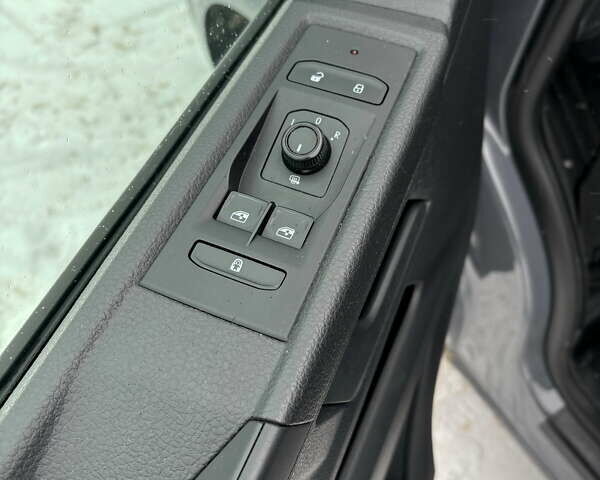 Серый Фольксваген Мультиван, объемом двигателя 2 л и пробегом 170 тыс. км за 42500 $, фото 13 на Automoto.ua