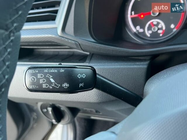 Сірий Фольксваген Мультиван, об'ємом двигуна 2 л та пробігом 170 тис. км за 35500 $, фото 24 на Automoto.ua