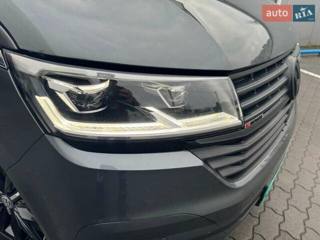 Серый Фольксваген Мультиван, объемом двигателя 2 л и пробегом 235 тыс. км за 49500 $, фото 18 на Automoto.ua