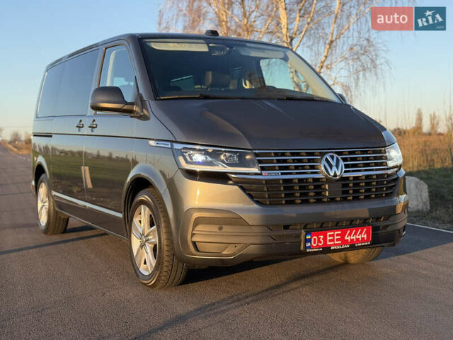 Серый Фольксваген Мультиван, объемом двигателя 2 л и пробегом 125 тыс. км за 54300 $, фото 1 на Automoto.ua