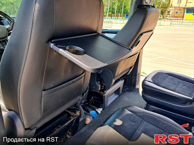 Сірий Фольксваген Мультиван, об'ємом двигуна 2 л та пробігом 275 тис. км за 36000 $, фото 4 на Automoto.ua