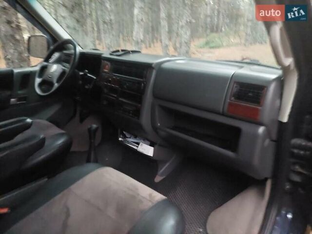 Синій Фольксваген Мультиван, об'ємом двигуна 2.5 л та пробігом 470 тис. км за 9000 $, фото 4 на Automoto.ua