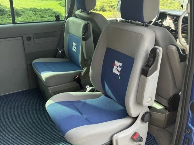 Синий Фольксваген Мультиван, объемом двигателя 2.5 л и пробегом 280 тыс. км за 2300 $, фото 5 на Automoto.ua