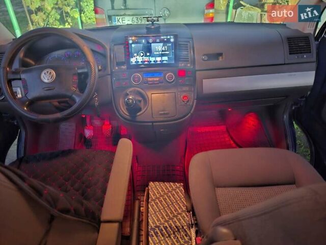Синий Фольксваген Мультиван, объемом двигателя 2.5 л и пробегом 395 тыс. км за 15800 $, фото 52 на Automoto.ua