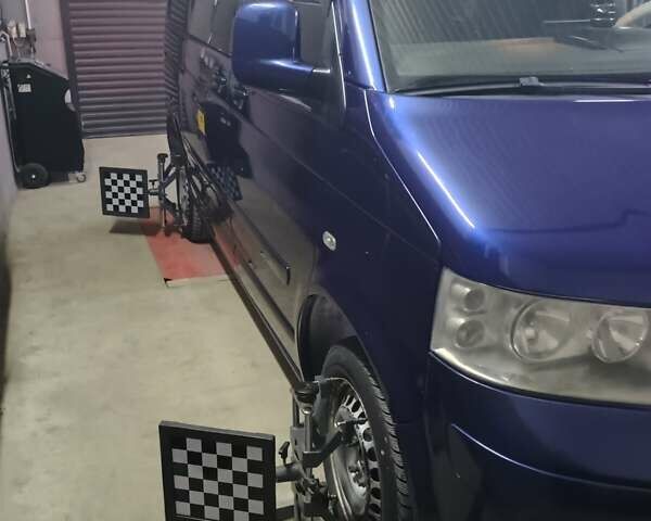 Синий Фольксваген Мультиван, объемом двигателя 2.5 л и пробегом 395 тыс. км за 15800 $, фото 3 на Automoto.ua