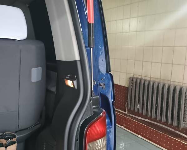 Синий Фольксваген Мультиван, объемом двигателя 2.5 л и пробегом 395 тыс. км за 15800 $, фото 43 на Automoto.ua