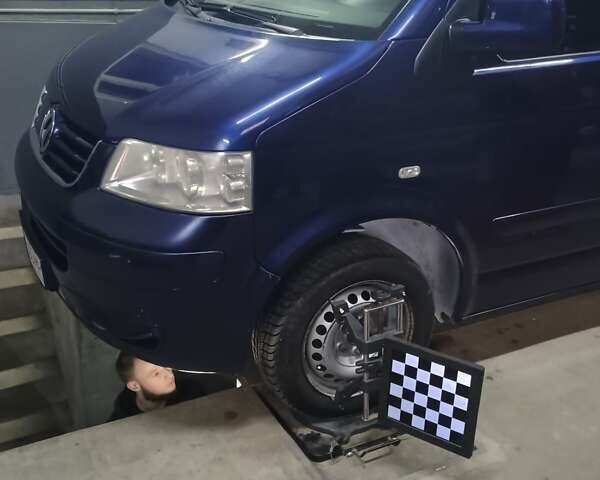 Синий Фольксваген Мультиван, объемом двигателя 2.5 л и пробегом 395 тыс. км за 15800 $, фото 4 на Automoto.ua