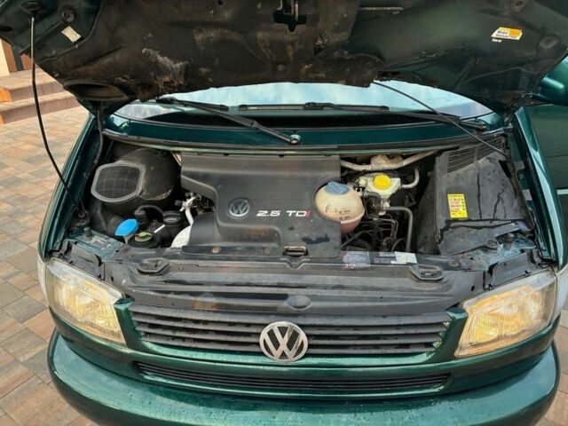 Зелений Фольксваген Мультиван, об'ємом двигуна 2.5 л та пробігом 302 тис. км за 3100 $, фото 4 на Automoto.ua