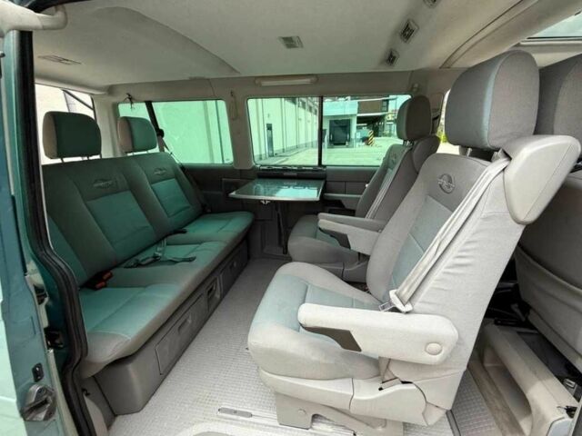 Зеленый Фольксваген Мультиван, объемом двигателя 2.5 л и пробегом 304 тыс. км за 3800 $, фото 9 на Automoto.ua