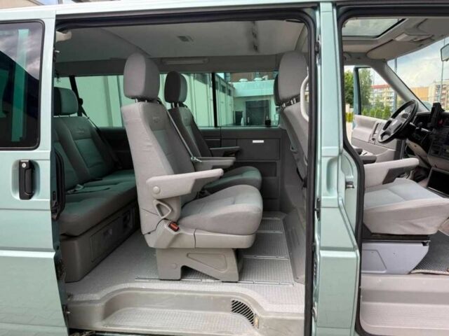 Зеленый Фольксваген Мультиван, объемом двигателя 2.5 л и пробегом 304 тыс. км за 3800 $, фото 16 на Automoto.ua