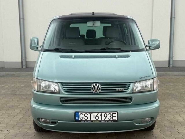 Зеленый Фольксваген Мультиван, объемом двигателя 2.5 л и пробегом 304 тыс. км за 3800 $, фото 2 на Automoto.ua