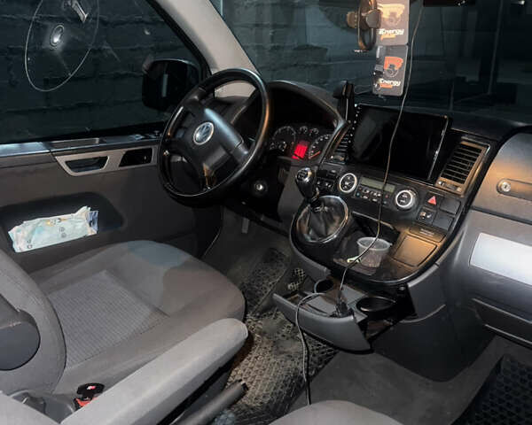 Зелений Фольксваген Мультиван, об'ємом двигуна 2.46 л та пробігом 320 тис. км за 11000 $, фото 19 на Automoto.ua