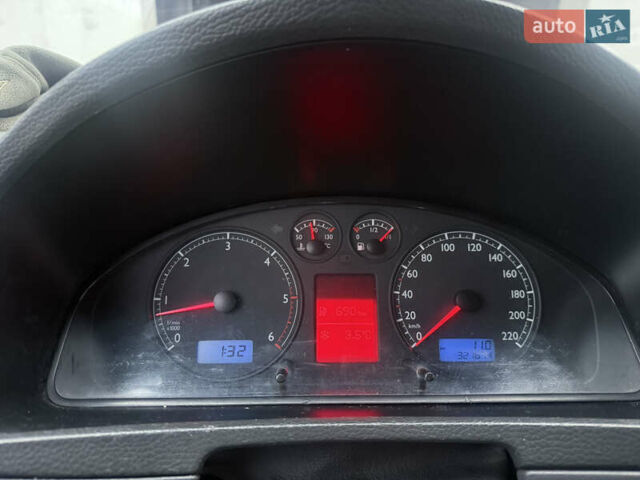 Зелений Фольксваген Мультиван, об'ємом двигуна 2.46 л та пробігом 320 тис. км за 11000 $, фото 9 на Automoto.ua