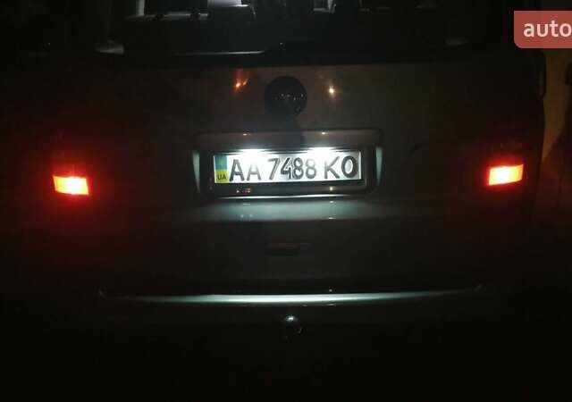 Зелений Фольксваген Мультиван, об'ємом двигуна 2.5 л та пробігом 320 тис. км за 10500 $, фото 2 на Automoto.ua