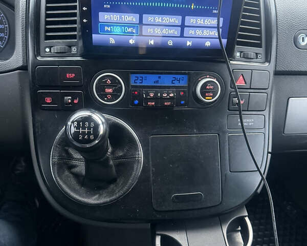 Зелений Фольксваген Мультиван, об'ємом двигуна 2.46 л та пробігом 320 тис. км за 11000 $, фото 10 на Automoto.ua