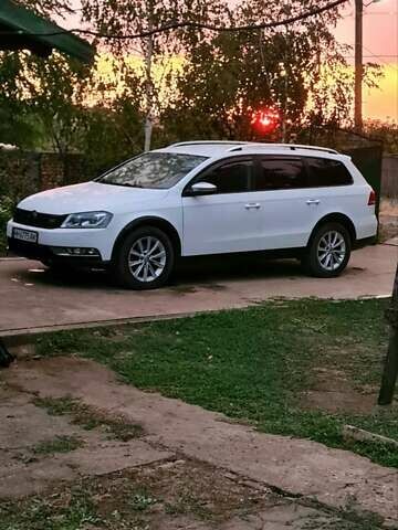 Белый Фольксваген Пассат Альтрак, объемом двигателя 1.97 л и пробегом 199 тыс. км за 12500 $, фото 3 на Automoto.ua