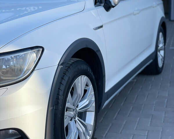 Белый Фольксваген Пассат Альтрак, объемом двигателя 2 л и пробегом 300 тыс. км за 16600 $, фото 3 на Automoto.ua