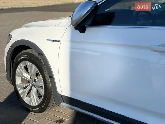 Белый Фольксваген Пассат Альтрак, объемом двигателя 2 л и пробегом 300 тыс. км за 16600 $, фото 4 на Automoto.ua