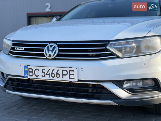 Белый Фольксваген Пассат Альтрак, объемом двигателя 2 л и пробегом 300 тыс. км за 16600 $, фото 2 на Automoto.ua