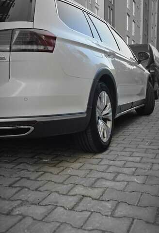 Білий Фольксваген Пассат Альтрак, об'ємом двигуна 2 л та пробігом 241 тис. км за 19800 $, фото 4 на Automoto.ua