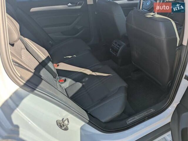 Білий Фольксваген Пассат Альтрак, об'ємом двигуна 2 л та пробігом 223 тис. км за 20900 $, фото 23 на Automoto.ua