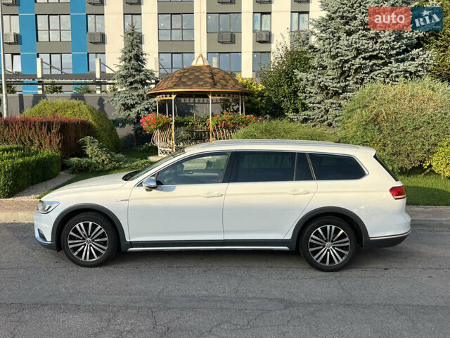 Белый Фольксваген Пассат Альтрак, объемом двигателя 2 л и пробегом 256 тыс. км за 17600 $, фото 1 на Automoto.ua