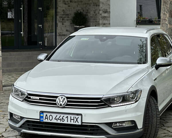 Белый Фольксваген Пассат Альтрак, объемом двигателя 2 л и пробегом 190 тыс. км за 23500 $, фото 1 на Automoto.ua