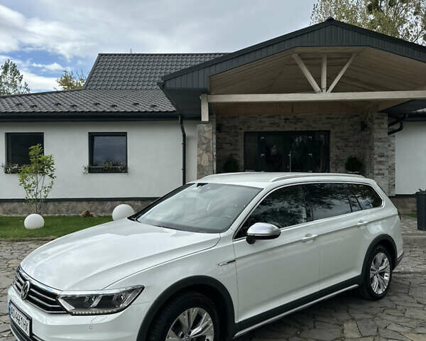 Белый Фольксваген Пассат Альтрак, объемом двигателя 2 л и пробегом 190 тыс. км за 23500 $, фото 4 на Automoto.ua