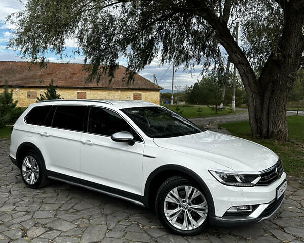 Белый Фольксваген Пассат Альтрак, объемом двигателя 2 л и пробегом 190 тыс. км за 23500 $, фото 3 на Automoto.ua