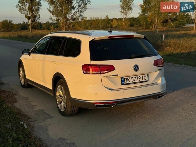 Білий Фольксваген Пассат Альтрак, об'ємом двигуна 2 л та пробігом 213 тис. км за 23500 $, фото 4 на Automoto.ua